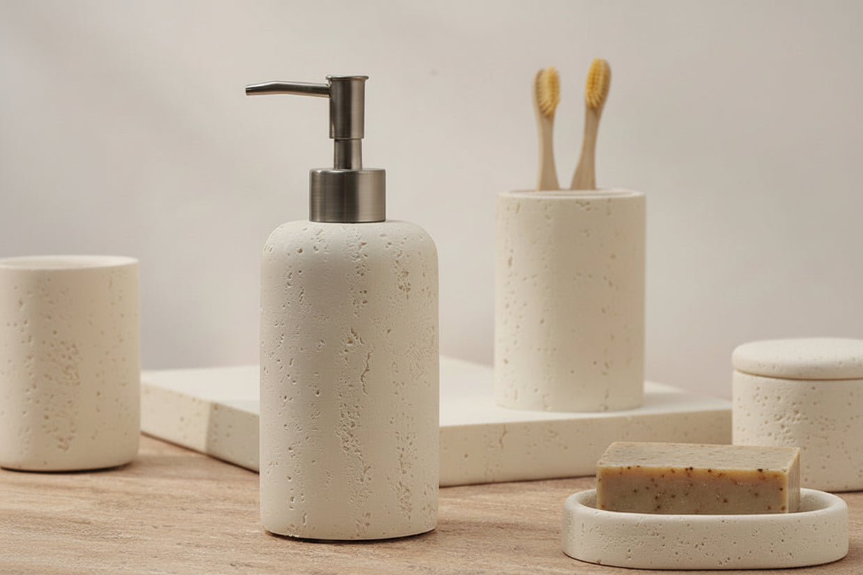 Accessoires de salle de bain VidaXL, valence élégante en métal avec finition chromée pour décoration et rangement.