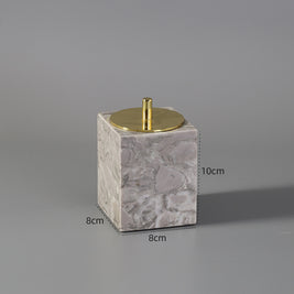 Accessoires de salle de bain VidaXL Tampa avec serviettes et porte-savon sur un meuble blanc dans la salle de bain.