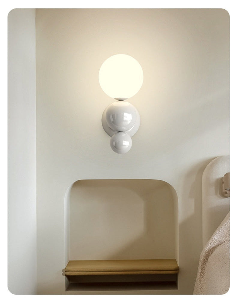 Applique murale blanche Athenes de VidaXL, design élégant pour décoration intérieure, visible avec son éclairage et sa finition.
