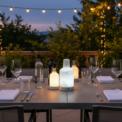 Lampe portable en marbre espagnol Cantoria de la marque UNIYIWU, avec base en marbre blanc et design élégant.
