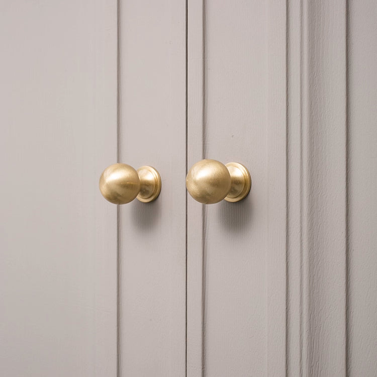 Poignées et boutons VidaXL Yankari, en bois clair, avec finition lisse pour meubles modernes et élégants.