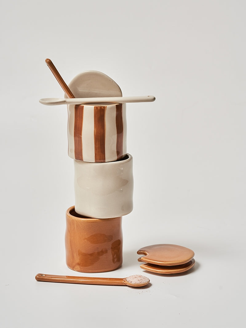 Pot à épices Hauslyon pour la cuisine, contenant plusieurs petits pots en céramique avec couvercles en bois.