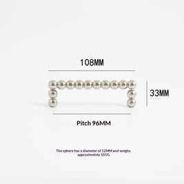 Poignées et boutons Nairobi en chrome de la marque VidaXL, visibles avec finition brillante et design moderne.