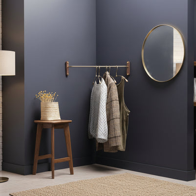 Barre à vêtements Nice en bois, accessoire décoratif de la marque VidaXL, pour suspendre vêtements ou décorations.