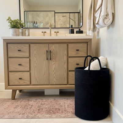 Panier de rangement tressé BUEA de HAUSSLYON, en rotin naturel, avec poignées pour le stockage élégant et pratique.