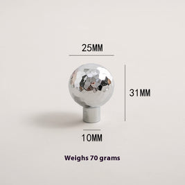 Poignées et boutons Faria en chrome de la marque VidaXL, avec finition brillante et design moderne, visibles en image.