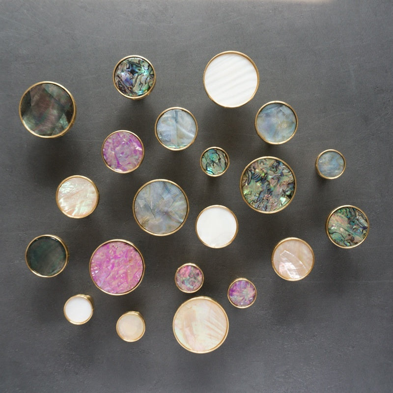 Boutons VidaXL Gaspe 0 en coquillage coloré, petits et décoratifs pour vêtements ou projets créatifs.