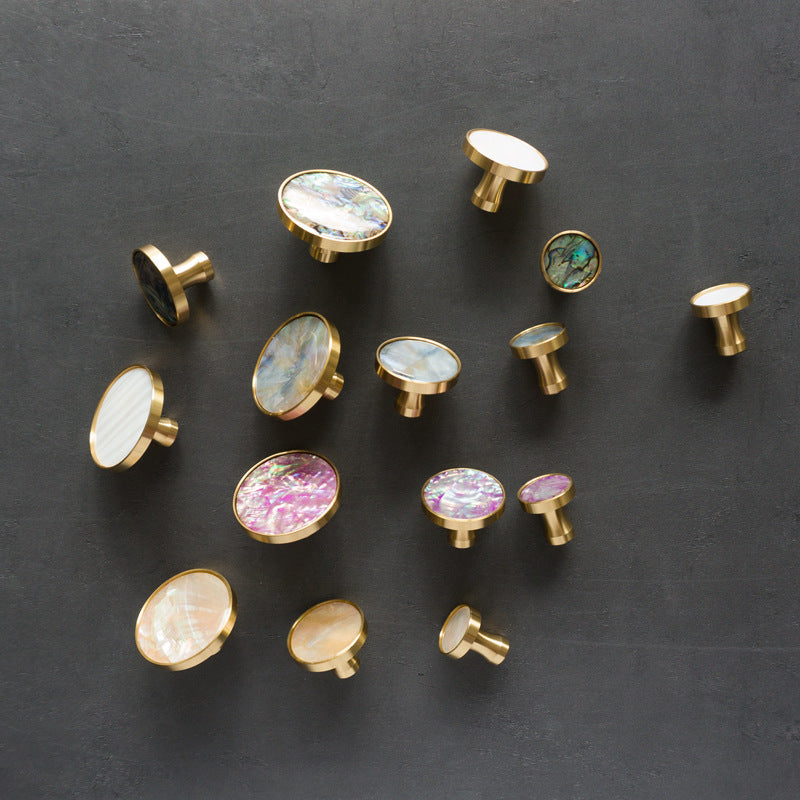 Boutons VidaXL Gaspe 0 en coquillage coloré, petits, pour vêtements ou accessoires, avec motifs colorés et détails naturels.