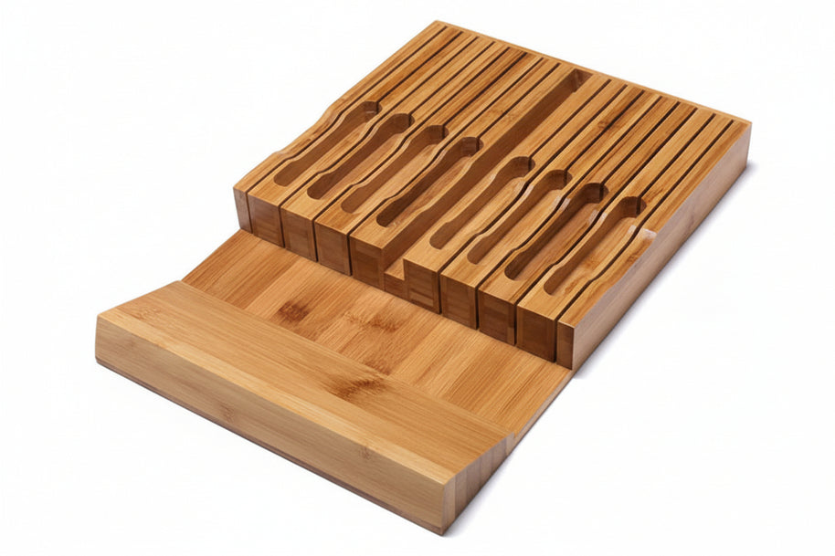 Support à couteaux de cuisine Bibey de la marque Hausslyon, en bois avec plusieurs compartiments pour ranger les couteaux.