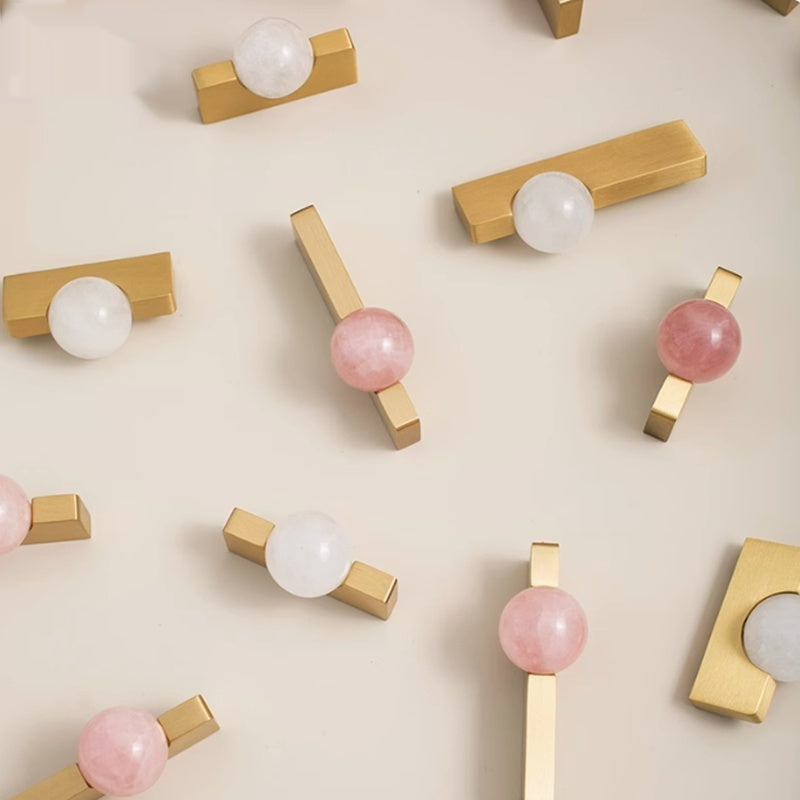 Poignées Yanina VidaXL en métal, finition fine, avec détails décoratifs pour meubles ou porte.