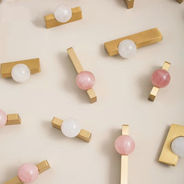 Poignées Yanina VidaXL en métal, finition fine, avec détails décoratifs pour meubles ou porte.