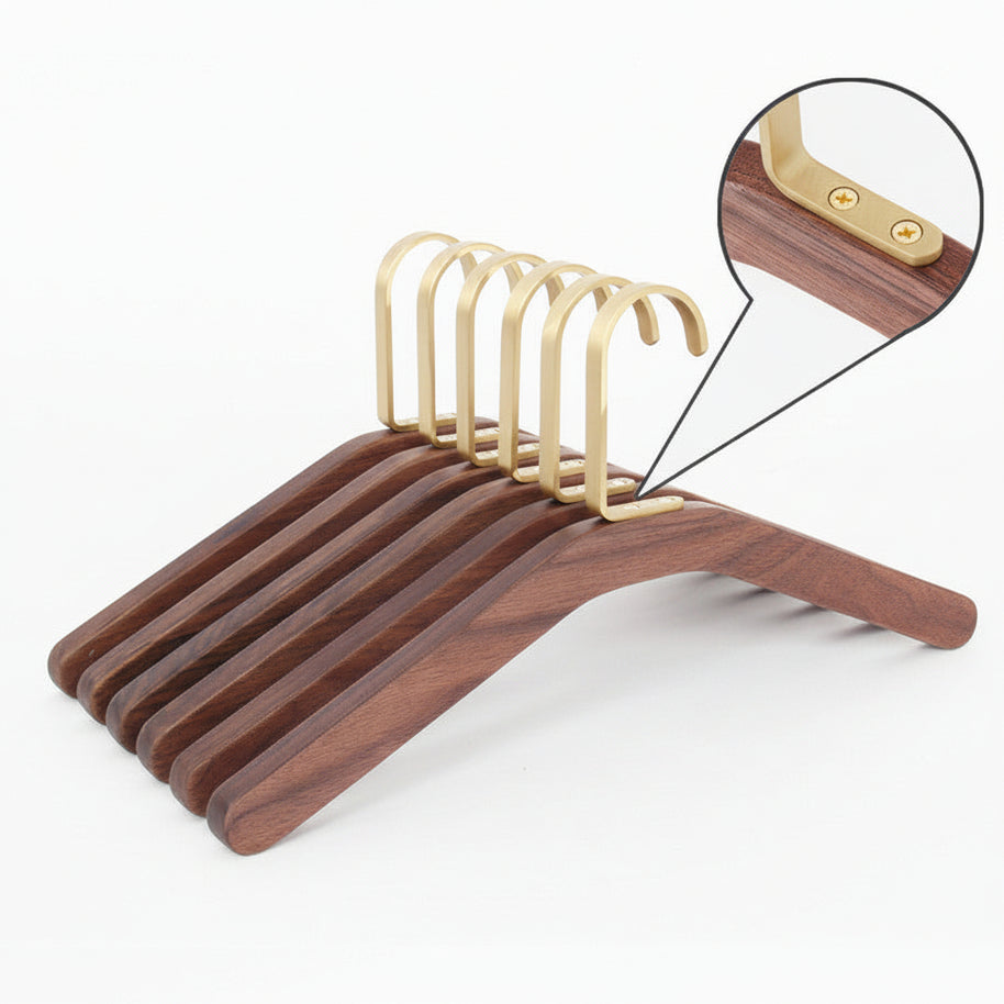 Cintres en bois VidaXL Nice, lot de 6, design élégant pour suspendre vêtements dans une garde-robe.