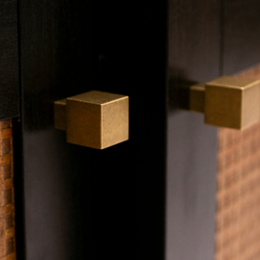 Boutons VidaXL Saverne de couleur neutre, design simple, montés sur une surface en bois ou en tissu.