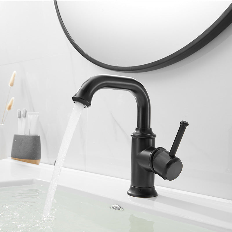 Robinet de salle de bain Hauslyon Carleton en laiton avec poignée moderne, installé dans une salle de bain élégante.