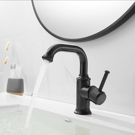 Robinet de salle de bain Hauslyon Carleton en laiton avec poignée moderne, installé dans une salle de bain élégante.