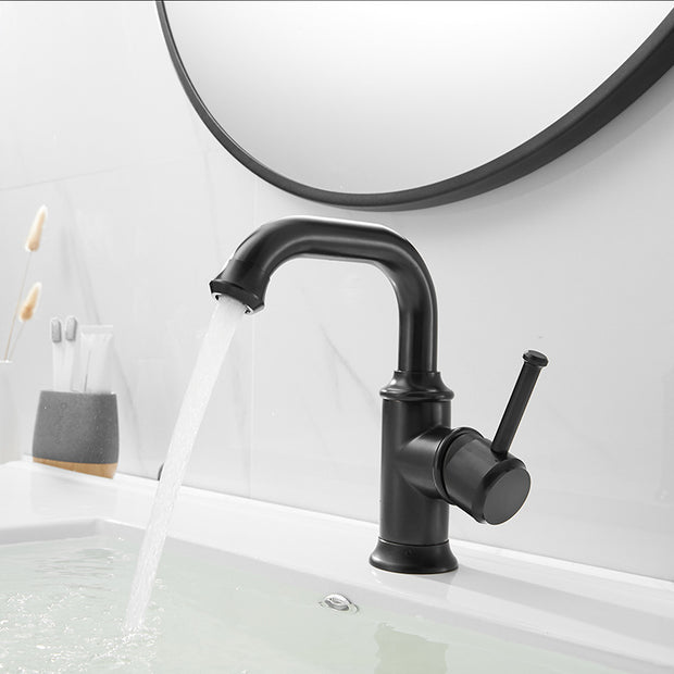 Robinet de salle de bain Hauslyon Carleton en laiton avec poignée moderne, installé dans une salle de bain élégante.