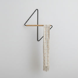 Étagère d'angle murale en fer et bois pour vêtements HAUSSLYON, support avec étagère en bois et structure en fer noir.