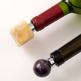 Bouchon de bouteille de vin en pierre brute naturelle Emilion de la marque Renfan, avec texture rugueuse et forme authentique.