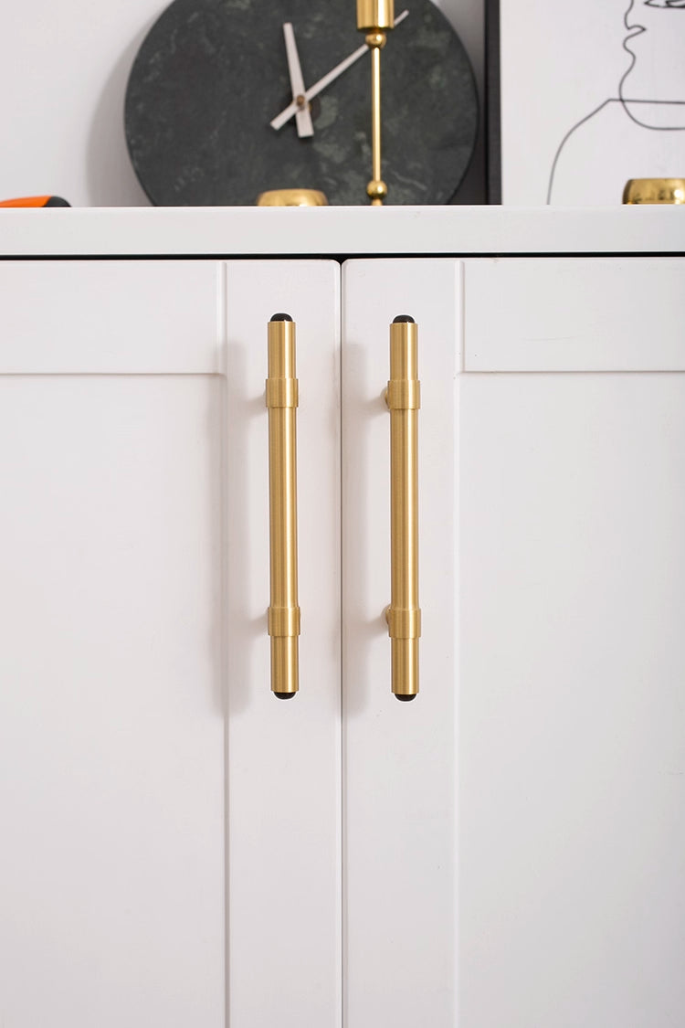 Poignées et boutons Cheverny VidaXL en bois clair, design élégant pour meubles, vue rapprochée des éléments de quincaillerie.