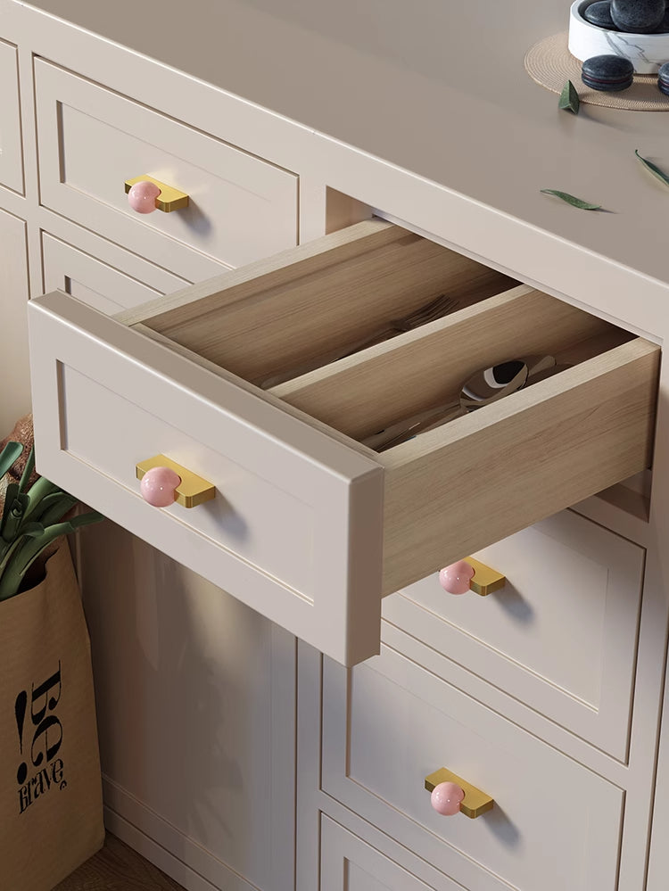 Poignées VidaXL Yanina, design moderne en métal avec finition élégante, montées sur une surface en bois clair.