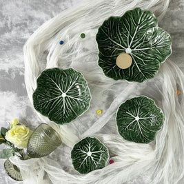 Assiettes en barbotine pour l'extérieur Caldas de la marque Renfan, décorées de motifs colorés et résistantes aux intempéries.
