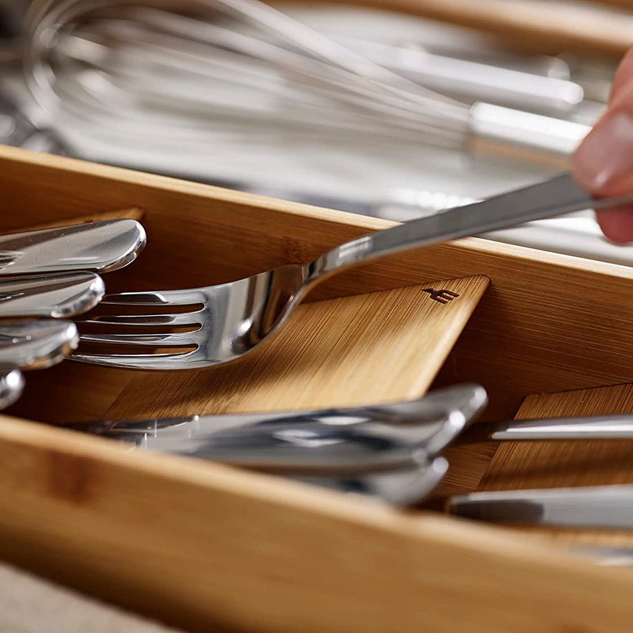 Couverts de cuisine RANGE COUVERTS by HAUSSLYON, en acier inoxydable, disposés sur une surface en bois.