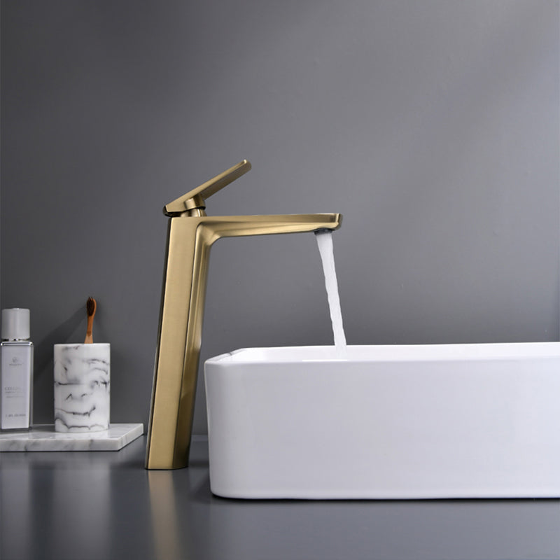 Mitigeur de salle de bain Orlando Hauslyon en finition brossée, avec poignée élégante et design moderne pour salle de bain.