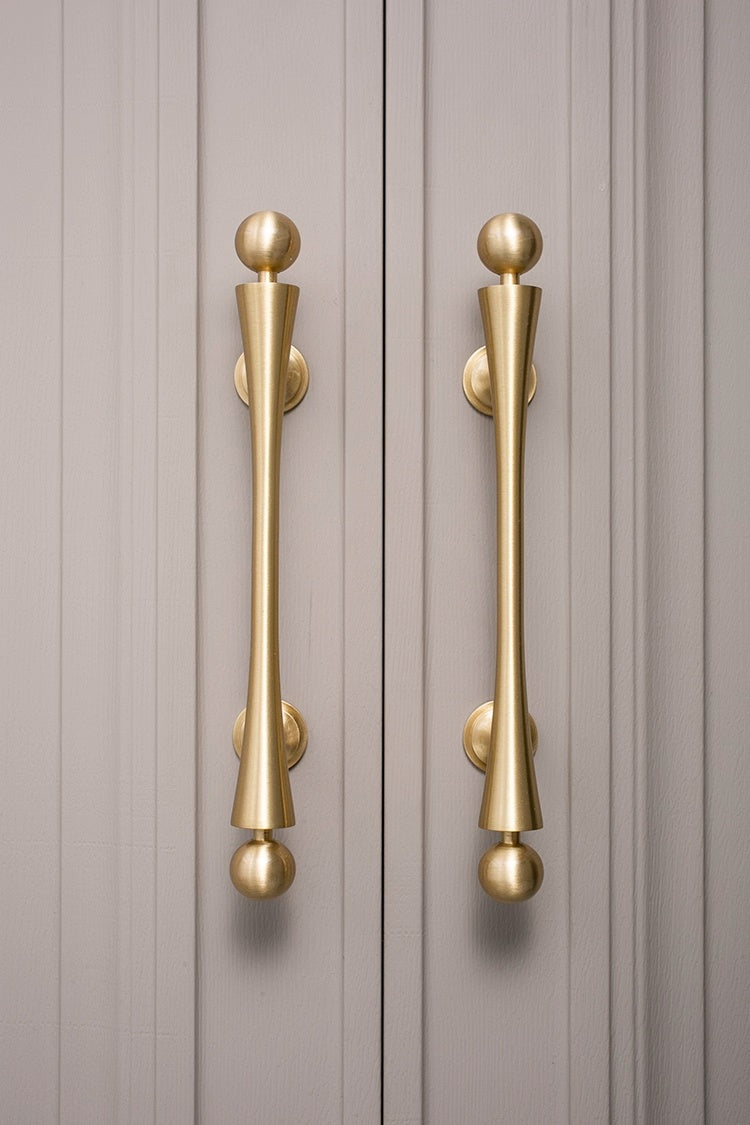 Poignées et boutons VidaXL Yankari en bois clair, détail et finition élégante pour meubles modernes.