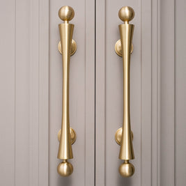 Poignées et boutons VidaXL Yankari en bois clair, détail et finition élégante pour meubles modernes.
