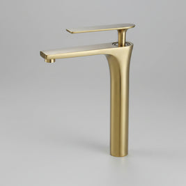 Robinet de salle de bain Cheverny de la marque Hausslyon, avec poignée et finition en métal brillant, installé dans une salle de bain.