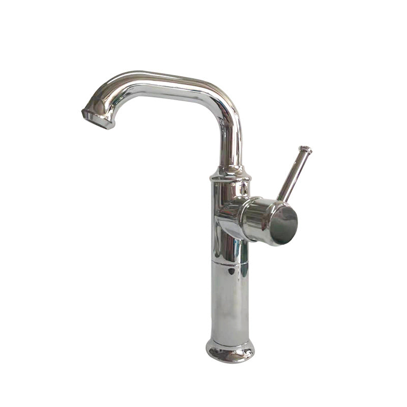 Robinet de salle de bain Hauslyon Carleton, finition élégante, avec poignées pour contrôle de l'eau, installé dans une salle de bain.