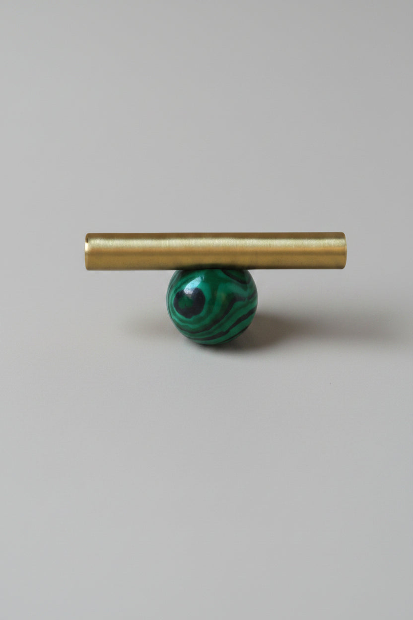 Poignées et boutons d'armoire Deauville de la marque Renfan, en métal avec finition élégante, adaptés pour meubles de rangement.