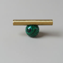 Poignées et boutons d'armoire Deauville de la marque Renfan, en métal avec finition élégante, adaptés pour meubles de rangement.