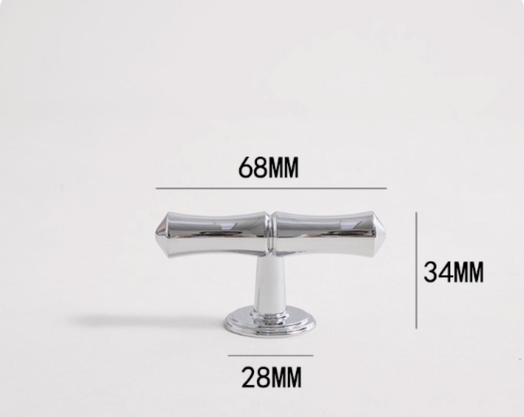 Poignées et boutons Kyotoji en chrome de VidaXL, finition brillante, avec détails de fixation visibles sur la surface.