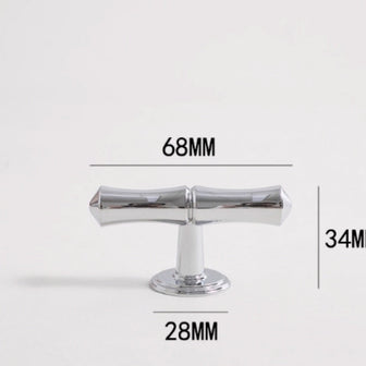 Poignées et boutons Kyotoji en chrome de VidaXL, finition brillante, avec détails de fixation visibles sur la surface.