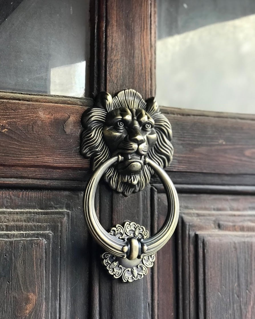 Heurtoir de porte Metz en fer orné d’un lion, accessoire décoratif VidaXL pour porte élégante et robuste.