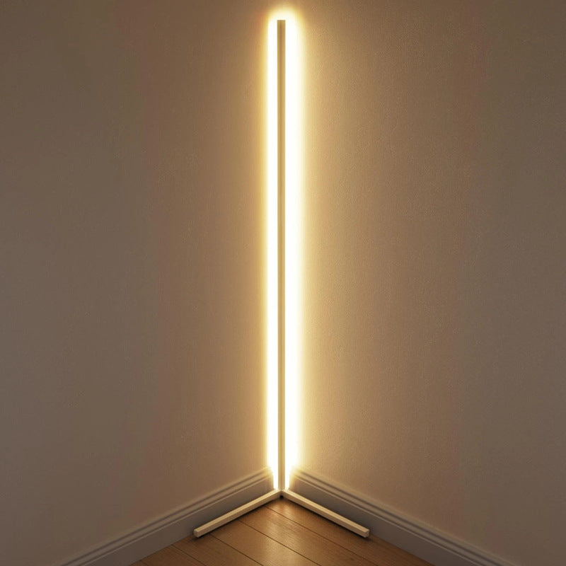 Lampadaire Berlin blanc avec lumière chaude, design moderne, éclairage d'ambiance pour salon ou espace intérieur.