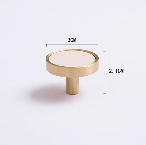 Poignées et boutons Cologne en crème de la marque VidaXL, visibles en gros plan sur une surface en bois.