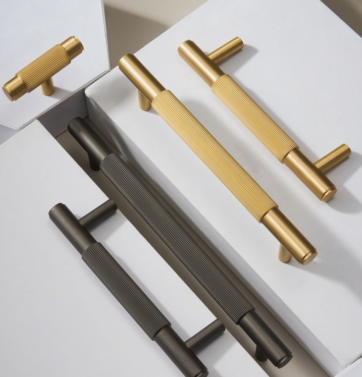 Poignées et boutons Harlem VidaXL en gris, design moderne pour mobilier, visibles sur l'image.