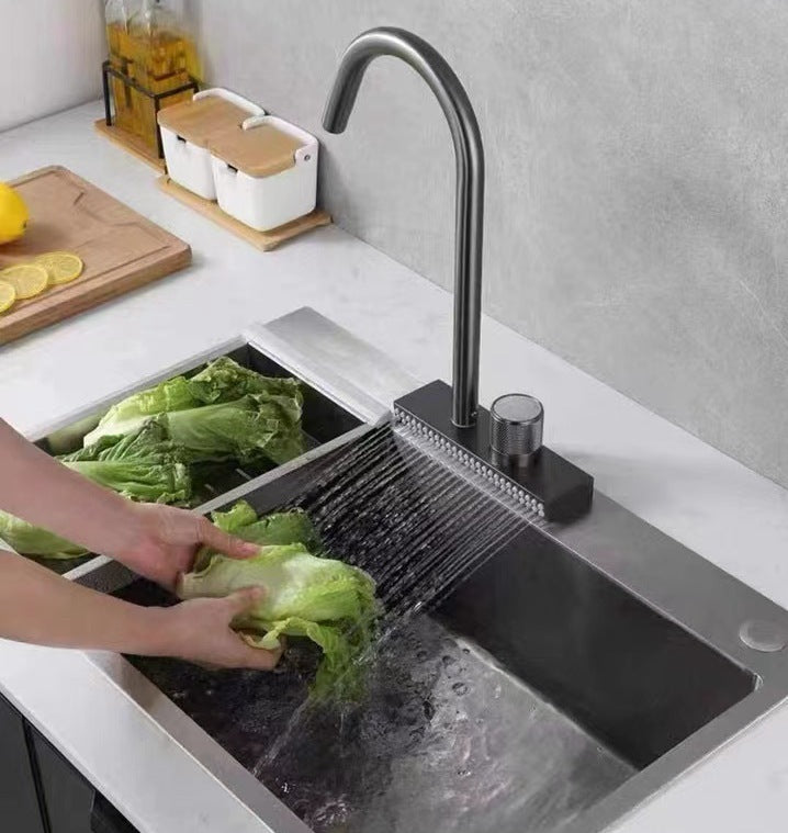 Robinet de cuisine VidaXL Surrey en acier inoxydable avec bec tournant et manettes faciles à utiliser, vue de face.
