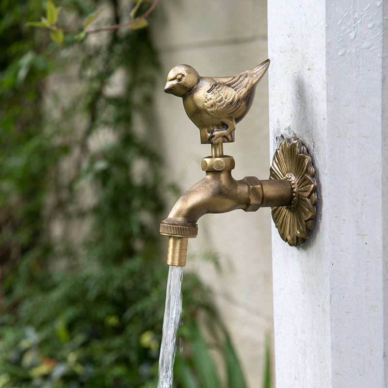 Robinet extérieur Desrosiers VidaXL avec finition brossée or, montage mural pour jardin ou espace extérieur
