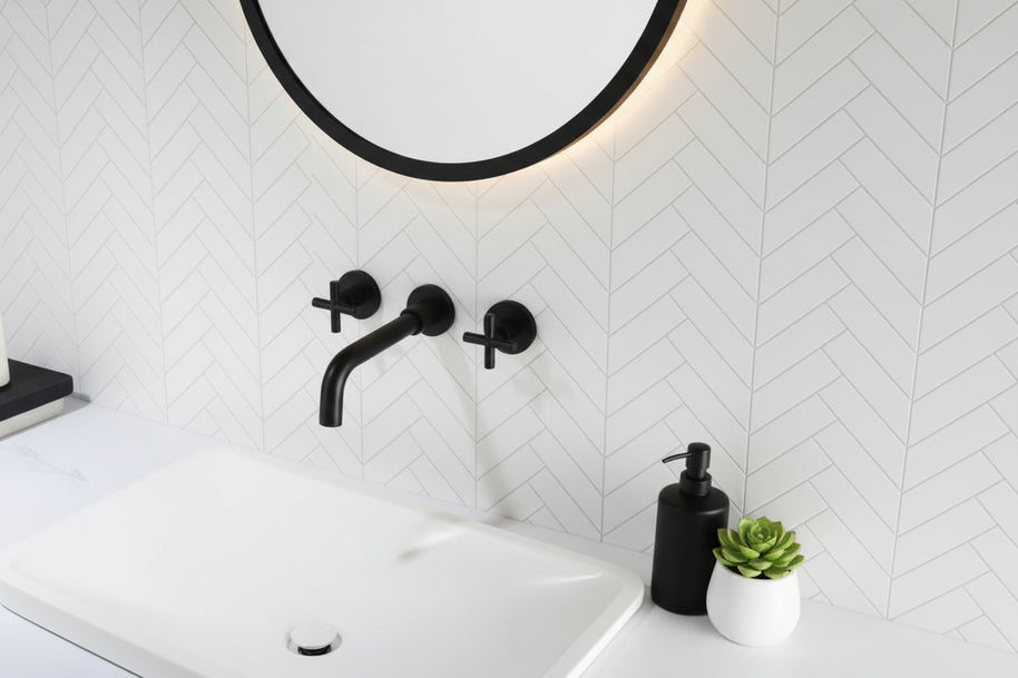 Robinet de salle de bain noir VidaXL Bogotá, design moderne, avec poignée et sortie d'eau, installé dans une salle de bain élégante.